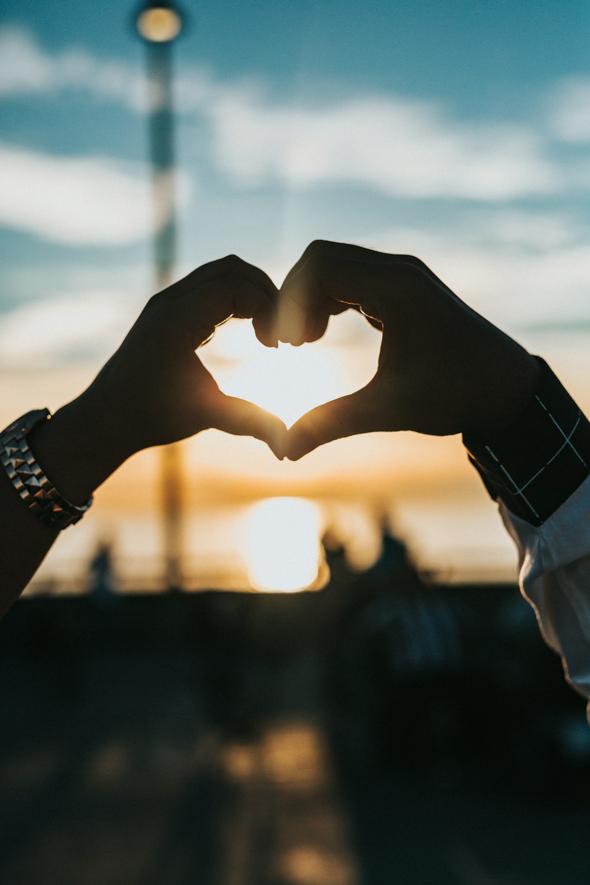 Ouder met kind in een rustig moment van steun en begeleiding